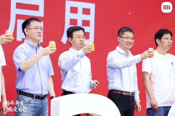 日斗配资 小米深圳总部大厦启用，小米集团总裁卢伟冰等高管与员工一起喝小米粥！对小米创业初期十人同饮小米粥的致敬