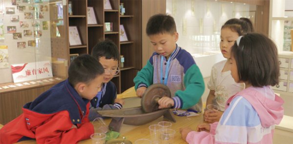 天载配资  光明网评论员：“中小学春秋假”背后的人文经济学